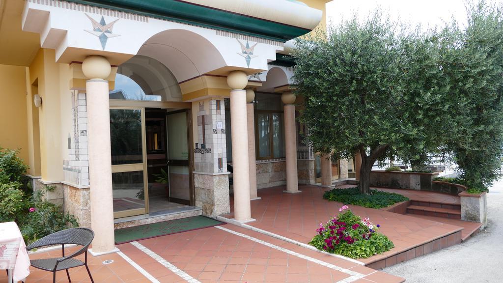 Hotel L'Ulivo Mirabella Eclano Exterior foto